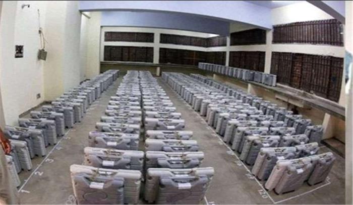 छत्तीसगढ़: स्ट्रांग रूम में लैपटॉप के साथ तीन युवक गिरफ्तार