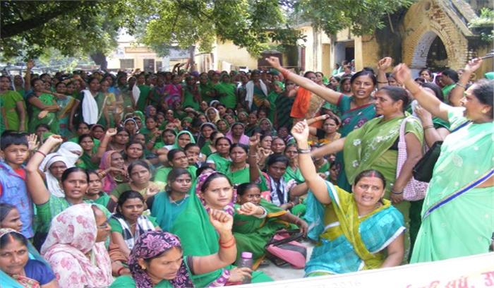 मांगों को लेकर आंगनबाड़ी कार्यकर्ताओं ने किया जेल भरो आंदोलन