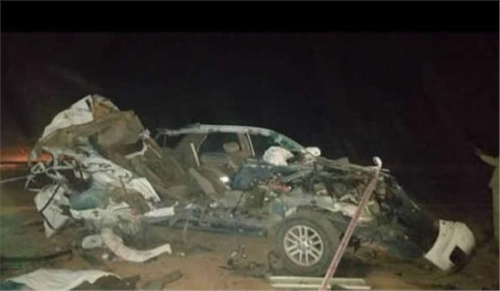 फॉर्च्यूनर के ट्रक से टकराने पर सात लोगों की मौत