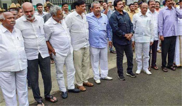 महाराष्ट्र के कांग्रेस विधायकों को आलाकमान के इशारे का इंतजार