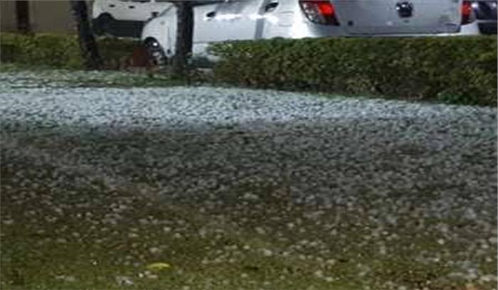 ओलावृष्टि से जनजीवन अस्त व्यस्त ओलावृष्टि से जनजीवन अस्त व्यस्त