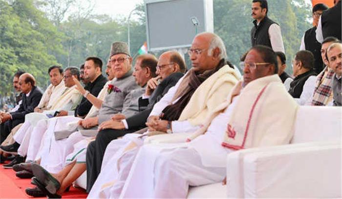 शपथ ग्रहण समारोह में विपक्षी एकता के महागठबंधन का दिखा चेहरा