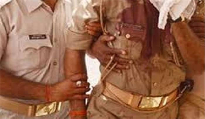 प्रदर्शन कर रहे लोगों ने किया पथराव, करीब एक दर्जन पुलिसकर्मी घायल