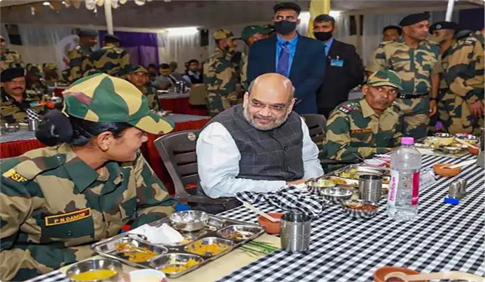 जैसलमेर में जवानों का हौसला बढ़ाने पहुंचे अमित शाह, बीएसएफ स्थापना दिवस परेड में हुए शामिल जैसलमेर में जवानों का हौसला बढ़ाने पहुंचे अमित शाह, बीएसएफ स्थापना दिवस परेड में हुए शामिल