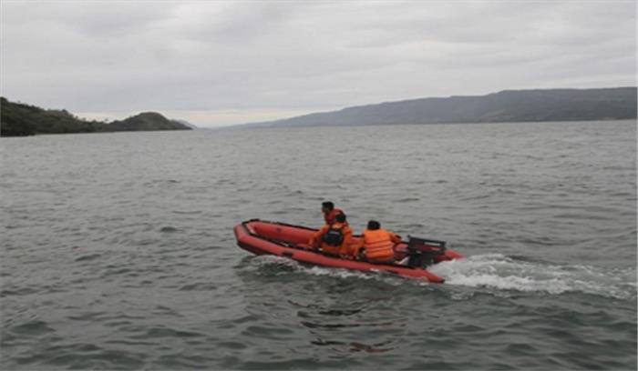 इंडोनेशिया में नौका पलटने से एक व्यक्ति की मौत, 12 लापता