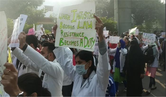 जामिया में सीएए के खिलाफ डॉक्टरों ने किया प्रदर्शन