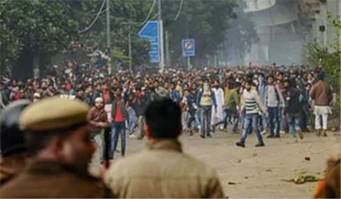 जामिया में छात्रों का प्रदर्शन हुआ उग्र, 12 पुलिसकर्मी घायल