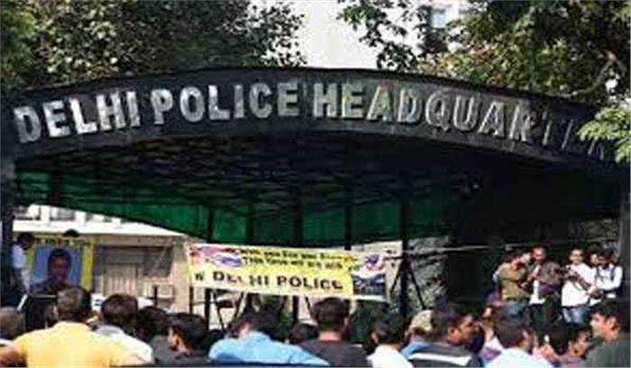 पुलिस मुख्यालय के बाहर से प्रदर्शनकारियों को हिरासत में लिया गया