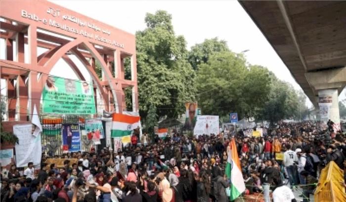 जामिया के बाहर एक बार फिर तनाव का माहौल जामिया के बाहर एक बार फिर तनाव का माहौल