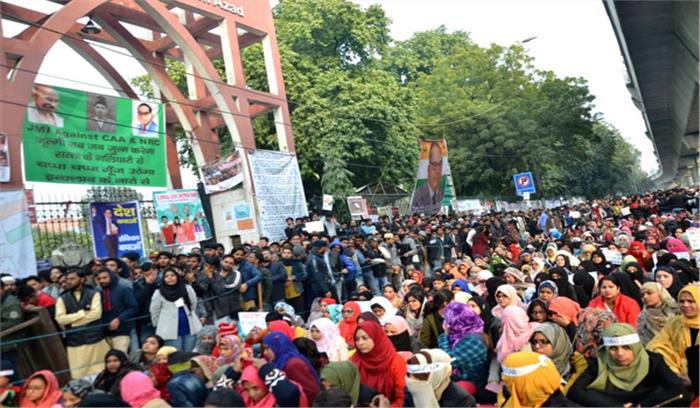जामिया के प्रदर्शनकारी बोले-हरे नहीं, तिरंगे तले जुटे हैं
