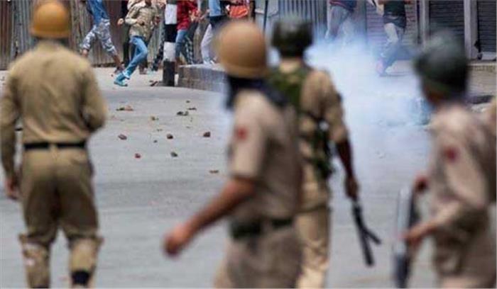 अनंतनाग में सुरक्षा बलों की ओर से हुई गोलीबारी में 5 प्रदर्शनकारी घायल अनंतनाग में सुरक्षा बलों की ओर से हुई गोलीबारी में 5 प्रदर्शनकारी घायल