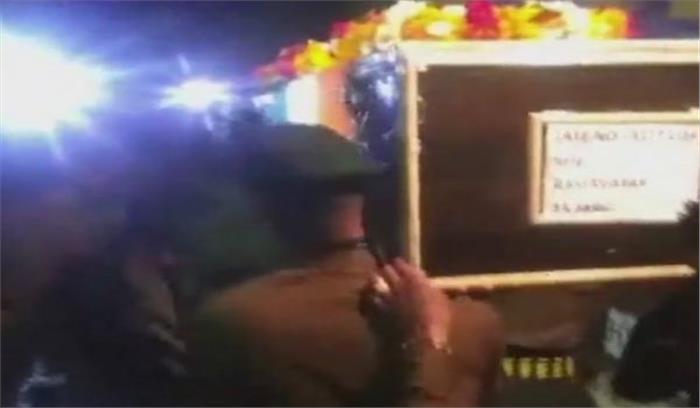 ग्वालियर: पाक गोलीबारी में शहीद हुए सैनिकों को दी गई अंतिम विदाई ग्वालियर: पाक गोलीबारी में शहीद हुए सैनिकों को दी गई अंतिम विदाई