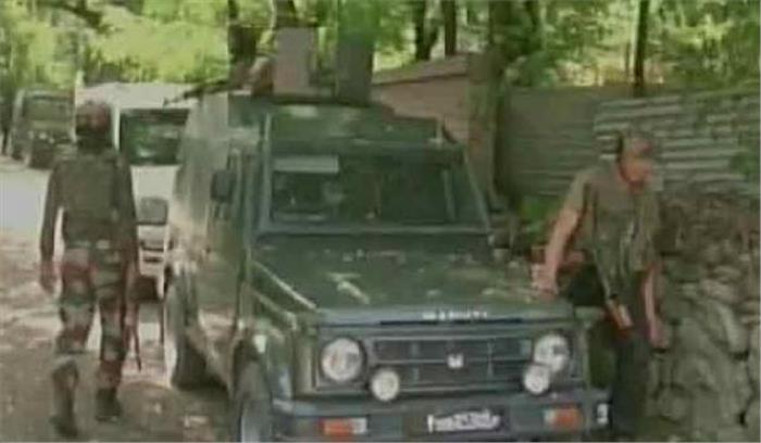 जम्मू - कश्मीर: त्राल में सेना के काफिले पर हमला    