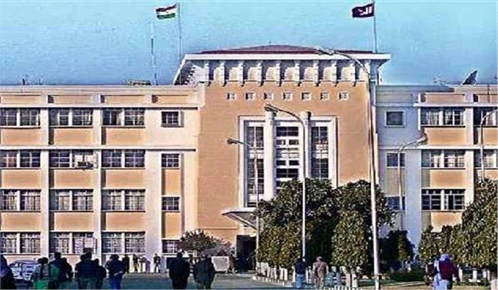 जम्मू- कश्मीर विधानसभा के बाहर विपक्षी पार्टियों का विरोध प्रदर्शन