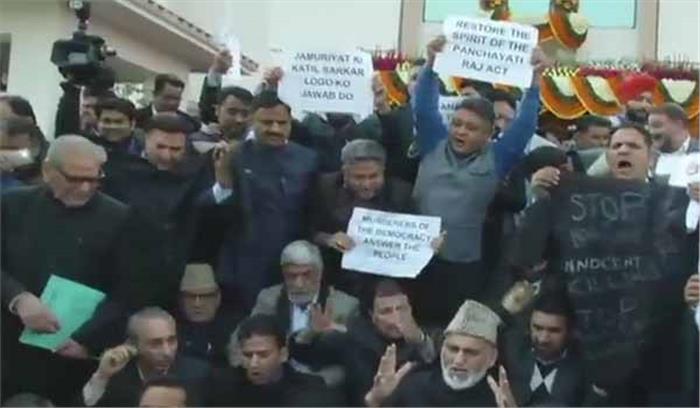 जम्मू  कश्मीर विधानसभा के बाहर इंजीनियर राशिद ने किया विरोध प्रदर्शन