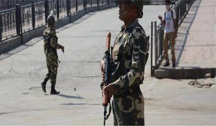 जम्मू-कश्मीर: सोपोर में सुरक्षाबलों और आतंकवादियों के बीच मुठभेड़ जारी