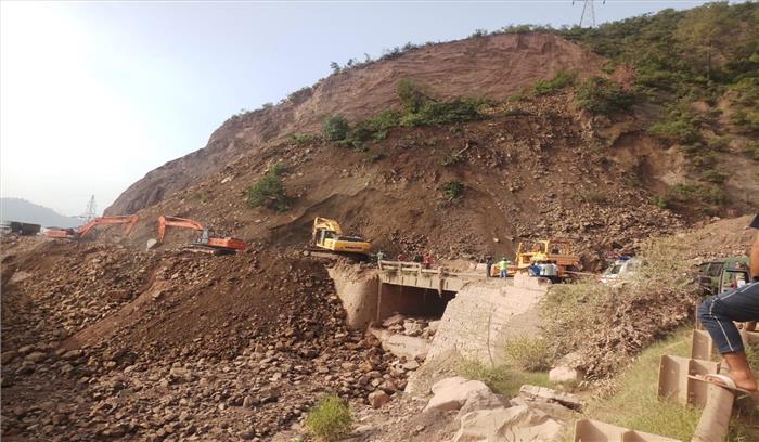 जम्मू-कश्मीर के उधमपुर में भूस्खलन,  जम्मू-श्रीनगर राष्ट्रीय राजमार्ग बंद