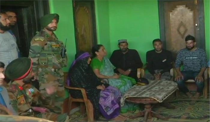 शहीद जवान औरंगजेब के परिवार से रक्षा मंत्री निर्मला सीतारमण ने की मुलाकात