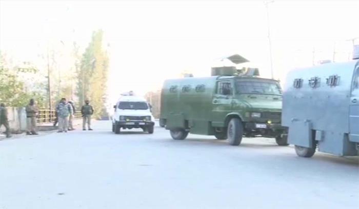 जम्मू-कश्मीर: बारामूला में सुरक्षाबलों और आतंकवादियों के बीच मुठभेड़ जारी