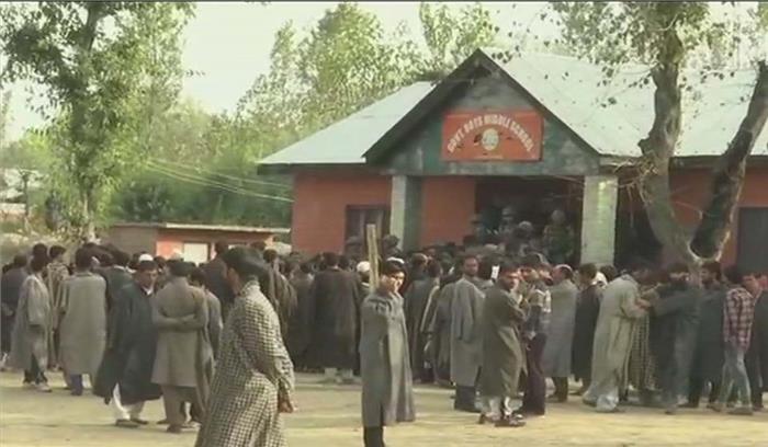 जम्मू-कश्मीर शहरी स्थानीय निकाय चुनाव में दूसरे चरण का मतदान जारी जम्मू-कश्मीर शहरी स्थानीय निकाय चुनाव में दूसरे चरण का मतदान जारी