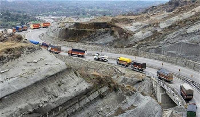 एक ओर से खुला जम्मू-श्रीनगर राष्ट्रीय राजमार्ग
