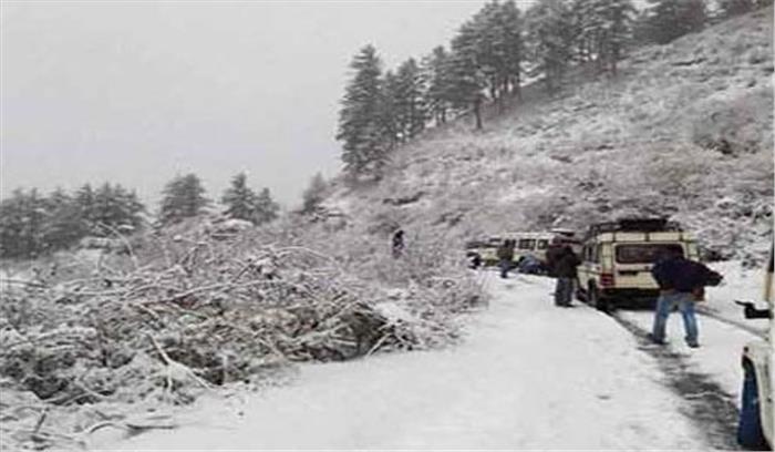 जम्मू-श्रीनगर राजमार्ग भारी बर्फबारी के चलते  बंद