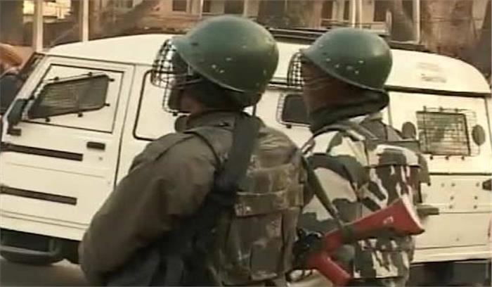 जम्मू-श्रीनगर राजमार्ग पर आतंकवादियों ने पुलिस वाहन पर की गोलीबारी