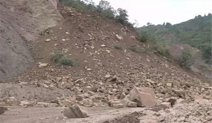 जम्मू-श्रीनगर : भूस्खलन के चलते राजमार्ग बंद