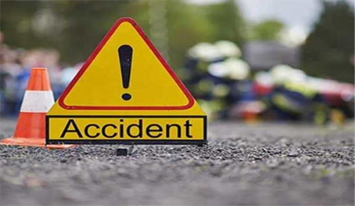 जम्मू: सड़क हादसे में पांच लोगों की मौत, 30 घायल जम्मू: सड़क हादसे में पांच लोगों की मौत, 30 घायल