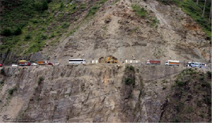 बारिश और भूस्खलन के कारण जम्मू-श्रीनगर राजमार्ग बंद