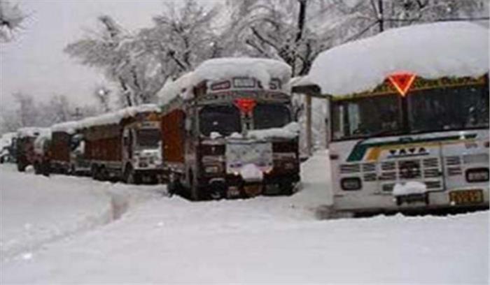 भारी बर्फबारी के बाद जम्मू-श्रीनगर राजमार्ग बंद