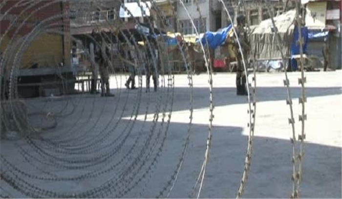 श्रीनगर के निचले इलाकों में दूसरे दिन भी कर्फ्यू जैसे प्रतिबंध जारी