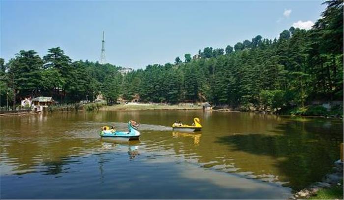 पुलिस ने डल झील से 20 पर्यटकों को बचाया