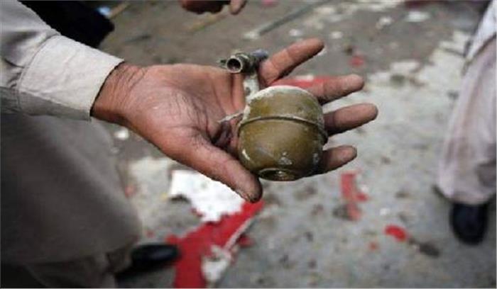 सोपोर: पुलिसकर्मी ने आतंकवादियों के ग्रेनेड को वापस फेंका 