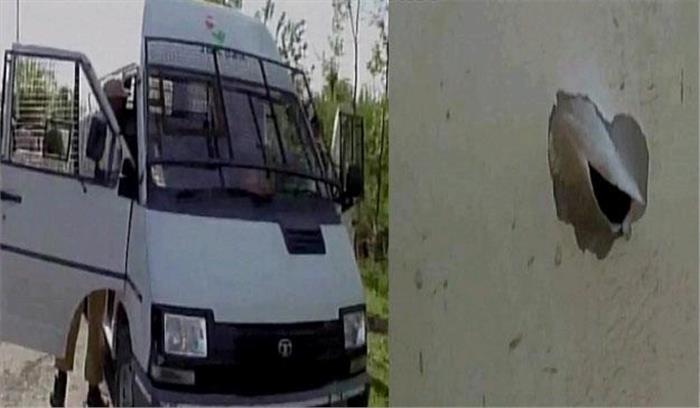 कुलगाम में जम्मू कश्मीर बैंक की कैश वैन पर हमला