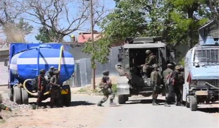 पुलवामा में मुठभेड़ जारी, दो जवान घायल