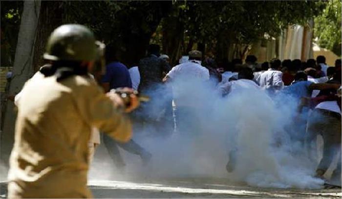 सुरक्षाबलों ने प्रदर्शनकारियों पर छोड़े आंसू गैस के गोले
