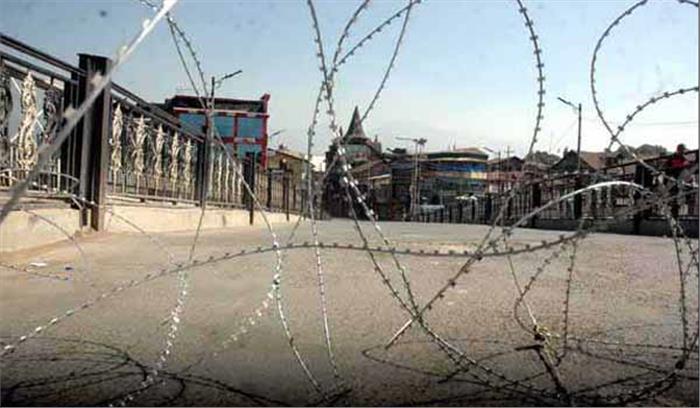 जम्मू कश्मीर के शहर ए खास में एक दिन की पाबंदी के बाद ढील