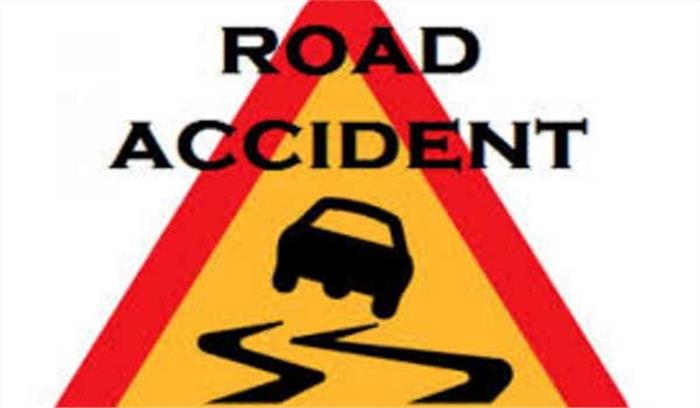 जम्मू- कश्मीर: यात्रियों को ले जा रही बस पलटी, 7 घायल जम्मू- कश्मीर: यात्रियों को ले जा रही बस पलटी, 7 घायल