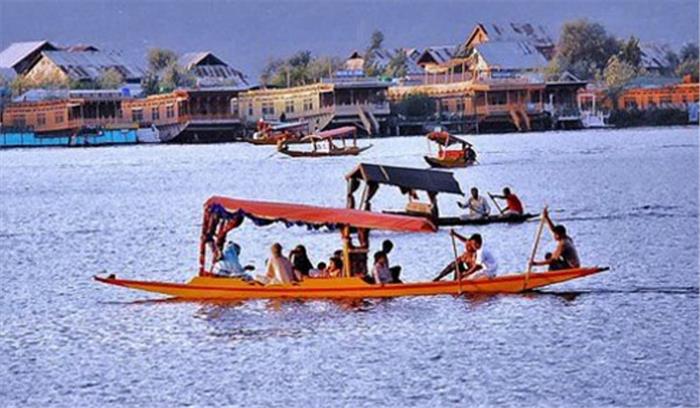 तापमान नीचे गिरने से झील के किनारों के अासपास बर्फ जमी