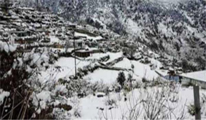 बर्फबारी के कारण राजमार्ग पर यातायात बंद 