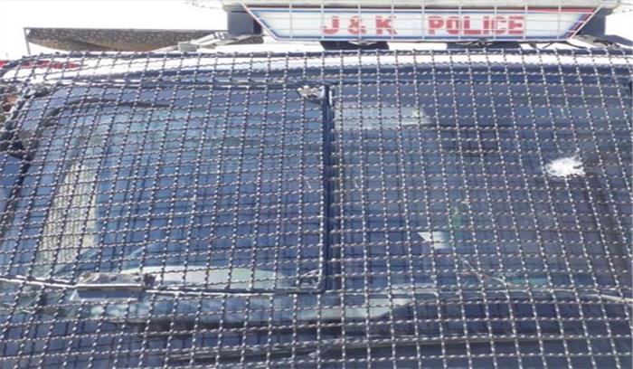 कश्मीर: आतंकी हमले में बाल-बाल बचे पुलिस अधिकारी