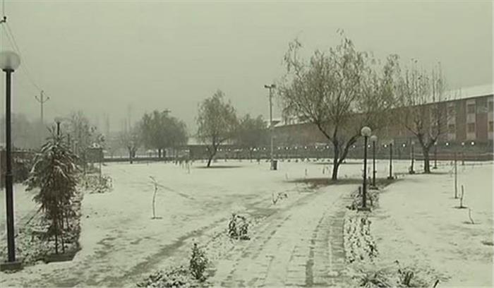 श्रीनगर में हुई मौसम की पहली बर्फबारी श्रीनगर में हुई मौसम की पहली बर्फबारी