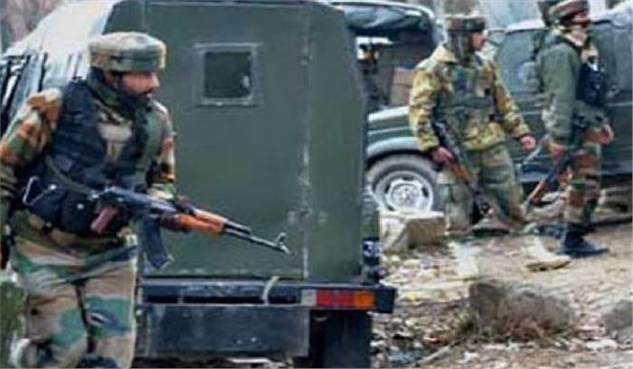 जम्मू कश्मीर: आतंकवादियों ने सुरक्षाबल के वाहन पर हमला किया