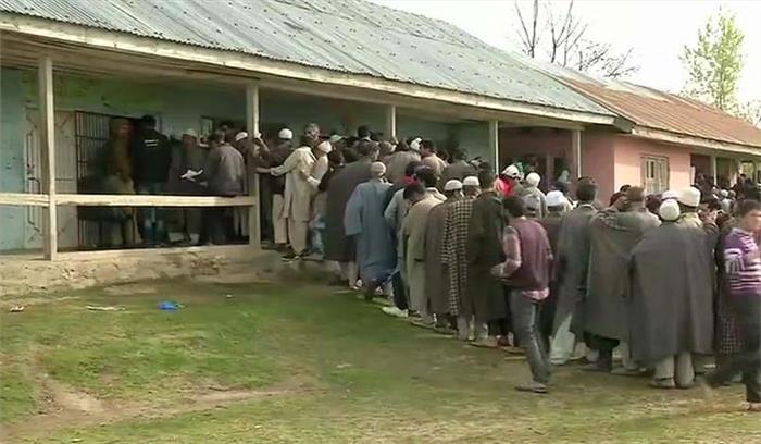 जम्मू-कश्मीर चुनाव : बारामूला और जम्मू सीट पर मतदान, बड़ी संख्या में वोट डालने पहुंचे लोग जम्मू-कश्मीर चुनाव : बारामूला और जम्मू सीट पर मतदान, बड़ी संख्या में वोट डालने पहुंचे लोग