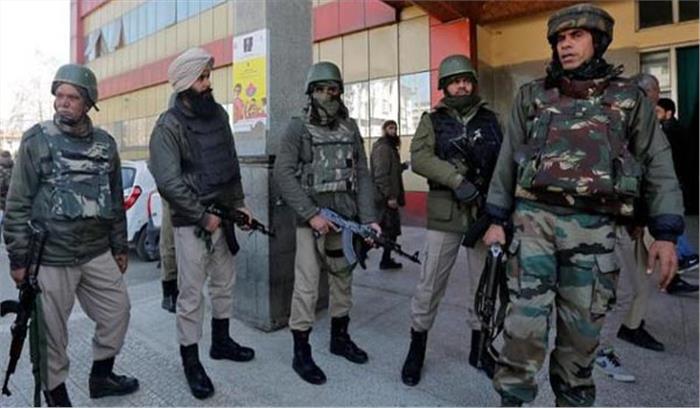 जम्मू एवं कश्मीर पुलिस ने किया पाकिस्तानी आतंकी को भगाने में मदद करने के आरोप में 5 गिरफ्तार