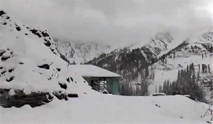  जम्मू- कश्मीर के गुलमर्ग में बर्फबारी हुई