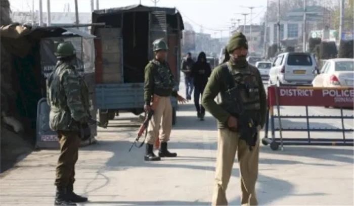 जम्मू-कश्मीर में लश्कर आतंकी का सहयोगी गिरफ्तार, हथियार और गोला-बारूद जब्त