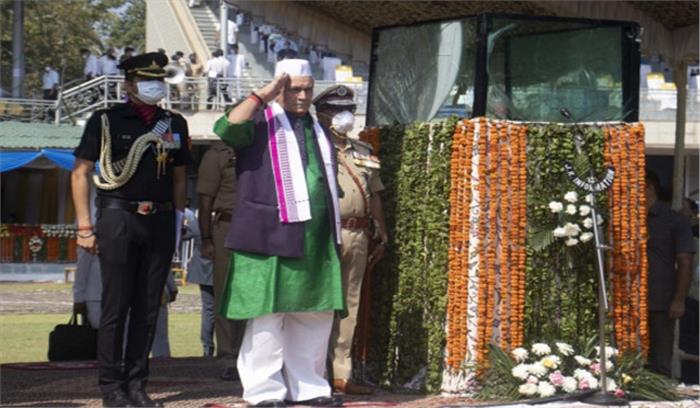 जम्मू-कश्मीर के उपराज्यपाल ने कश्मीरियों तक पहुंचने के लिए हेलिकॉप्टर छोड़कर पकड़ी सड़क