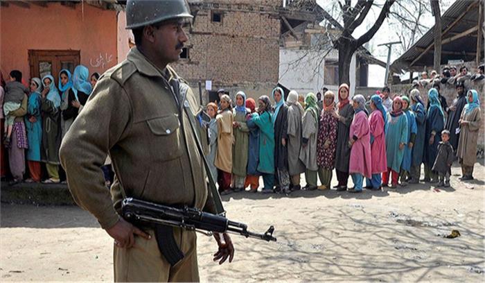 जम्‍मू-कश्‍मीर में मामूली घटनाओं को छोड़कर शांतिपूर्ण रहा मतदान